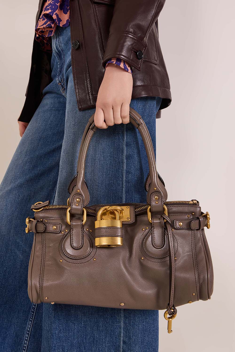 תמונת כל הלוק של תיק נשיאה